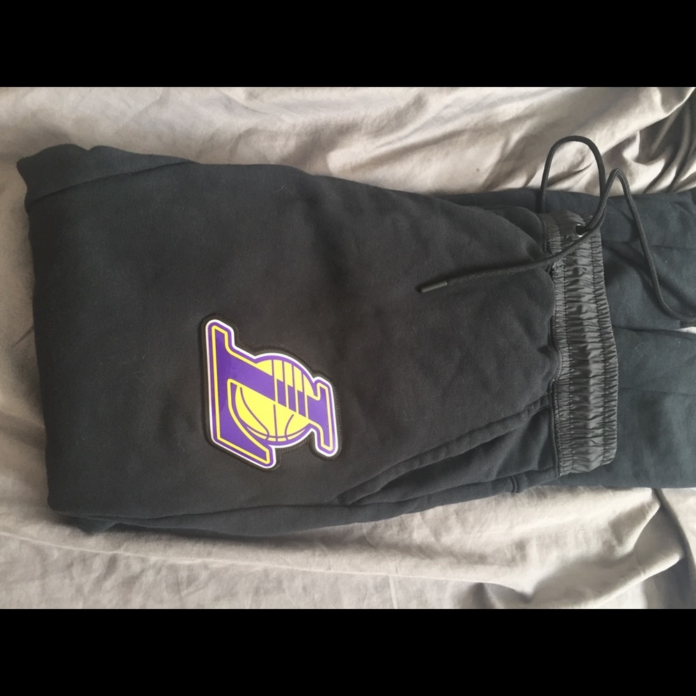 Men’s Nike Lakers sweatpants - medium